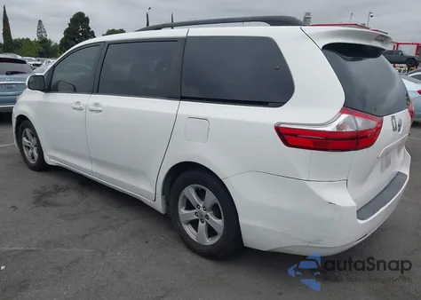 2015 Toyota Sienna Le 8 Passenger z USA, uszkodzony, nr VIN 5TDKK3DC2FS679493